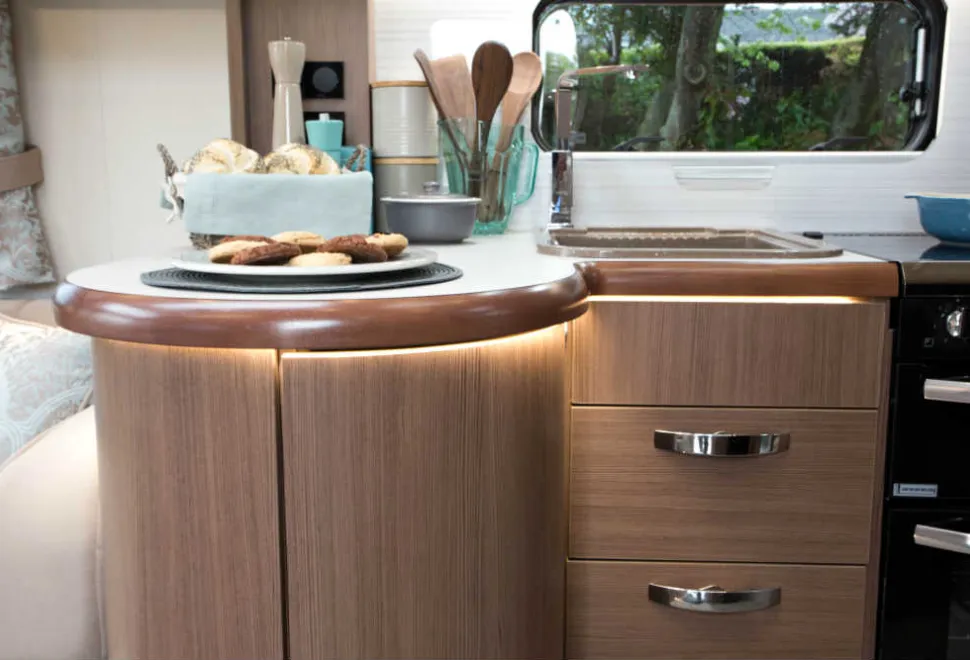 A-rim-of-light-highlights-the-edge-of-the-kitchen-surface3-49671