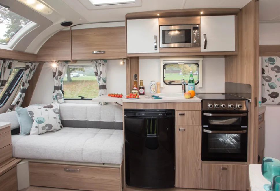 web-The-kitchen-is-compact-but-practical-31920