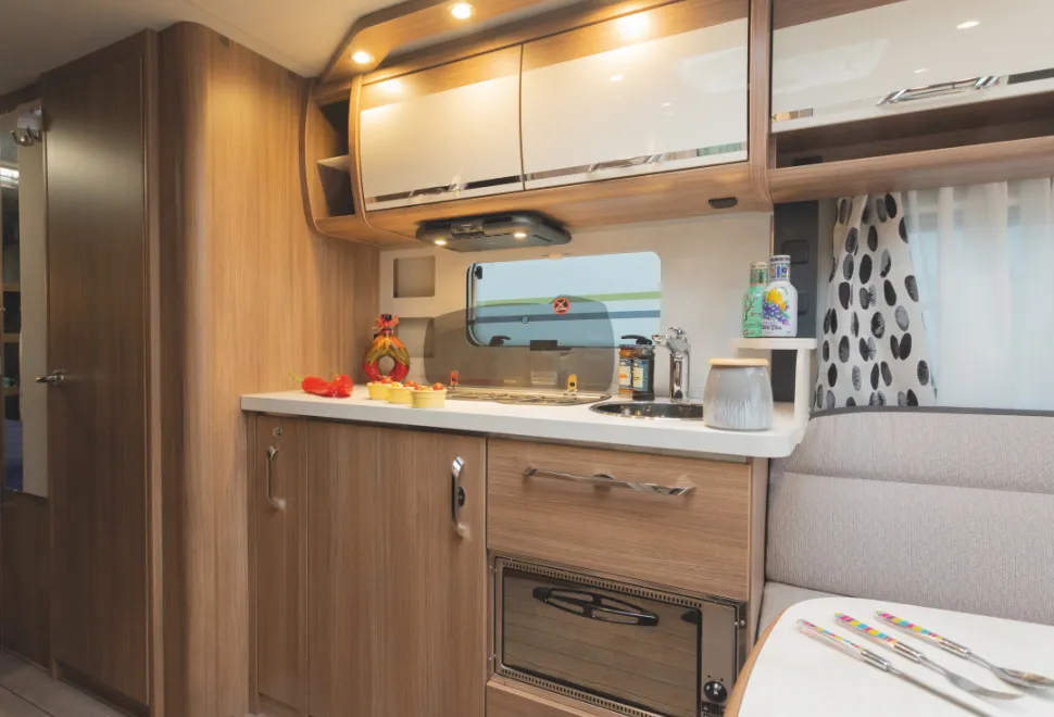Knaus-Northstar-590-kitchen-02666