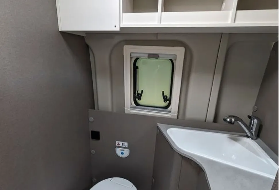 The Etrusco CV 600 DB high-top campervan washroom