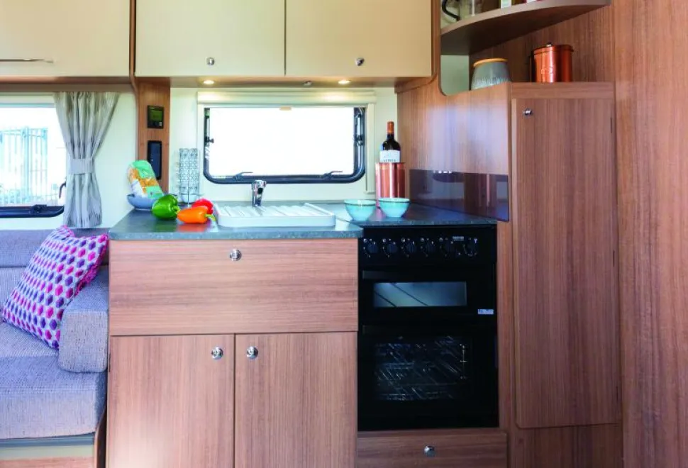 Cabinet-space-galore-in-the-kitchen-02339