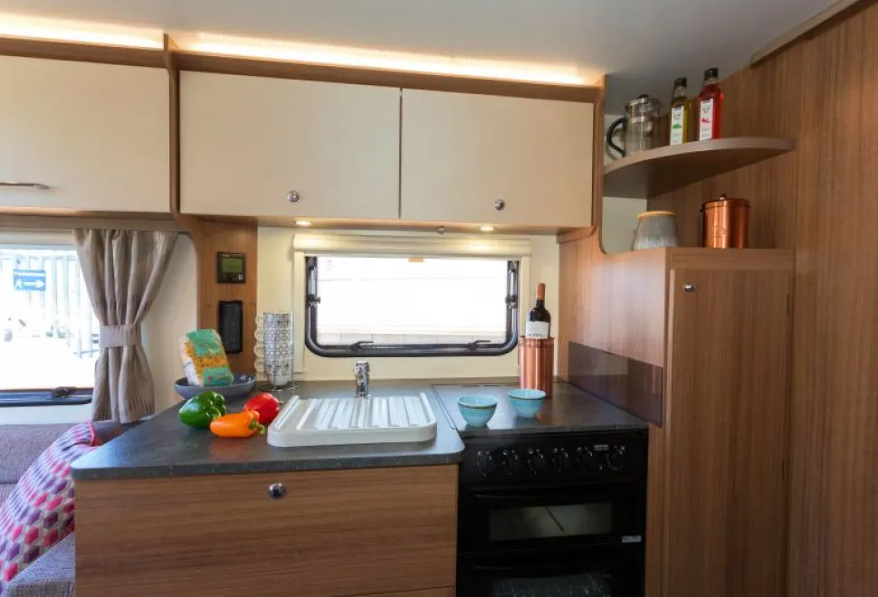 Over-locker-lighting-plus-task-lighting-focusing-on-the-kticehn-surface-05417