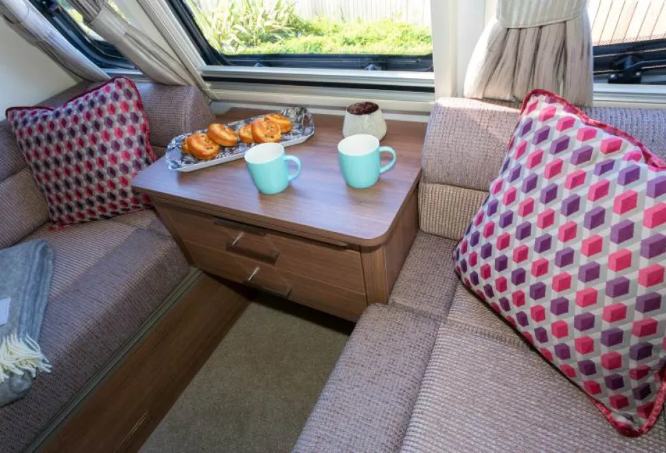 Maximum-settee-length-has-been-achieved-by-the-absesnce-of-a-windowsill-on-either-side-of-the-chest-of-drawers-03355