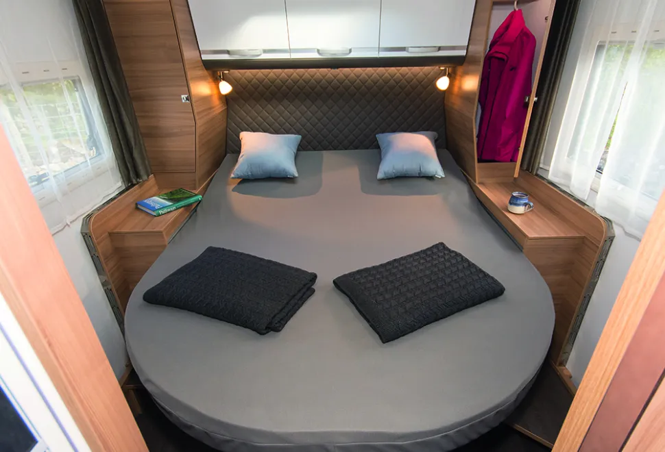 13.0-Large-island-bed,-with-sufficient-room-round-the-ends.-Only-TV-point-is-lacking.-DSC_2185-2-64672