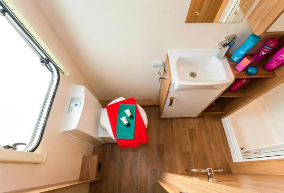 Floorspace-in-the-washroom-isn&rsquo;t-enormous-but-all-you-need-is-here-52173