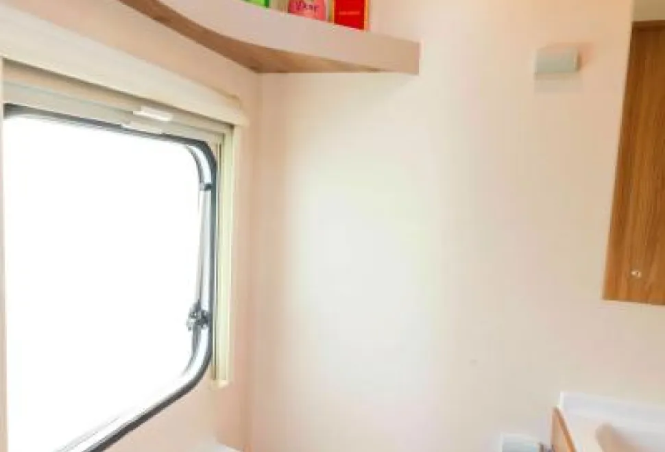 A-large-curving-shelf-on-the-offside-gives-you-plenty-of-space-to-put-stuff2-50626