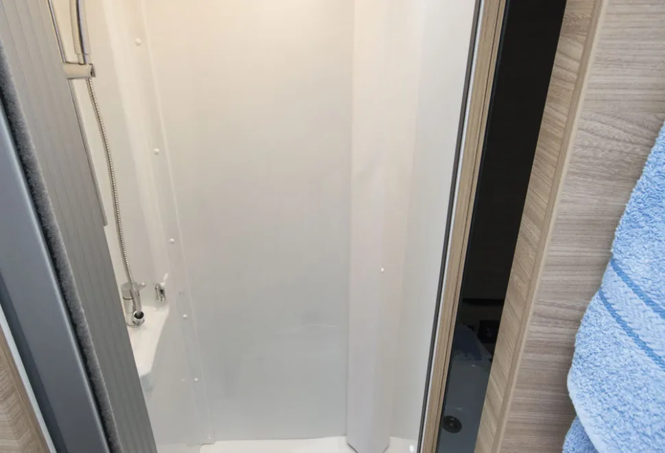 Knaus-shower-cubicle-47597