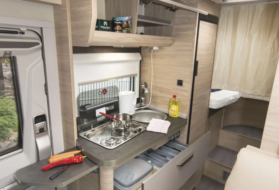 Knaus-kitchen-17002