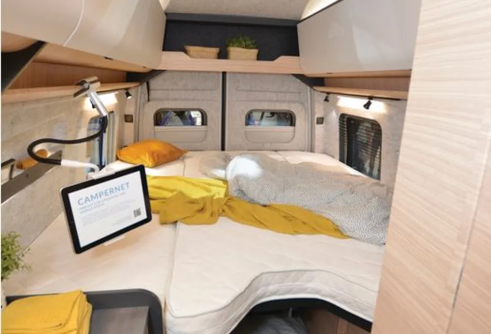 Hobby Maxia Van 680 ET bedroom