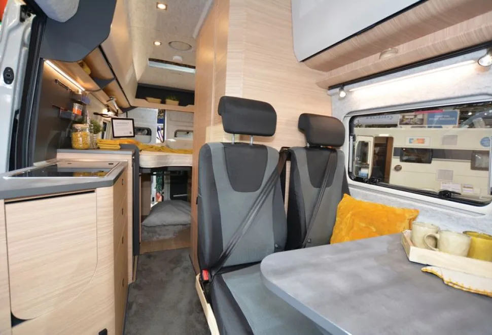 Hobby Maxia Van 680 ET interior