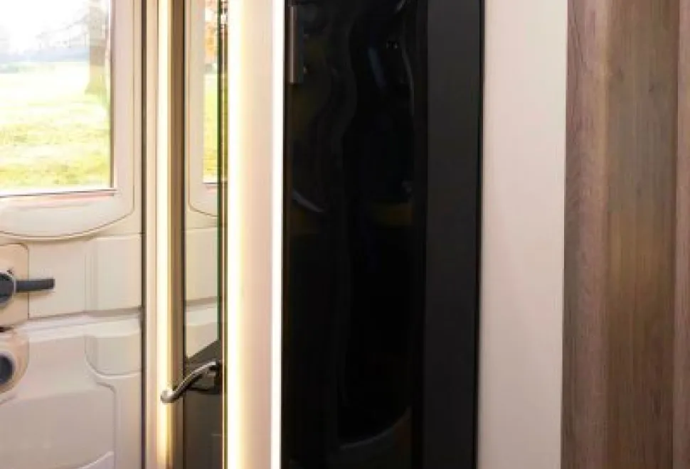 The-fridge-freezer-is-the-slimline-Thetford-model-with-133-lires-of-capacity-16160