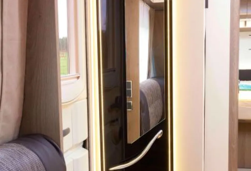 Bright-white-light-outlines-the-mirror-panel-by-the-door-14598