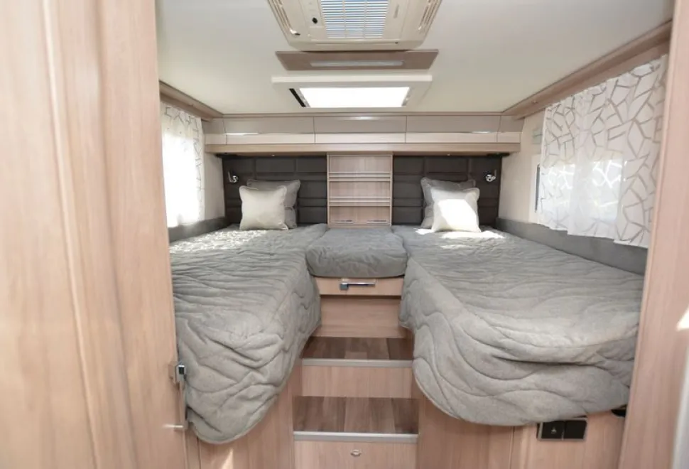 Coachman-Travel-Master-565-beds-77904