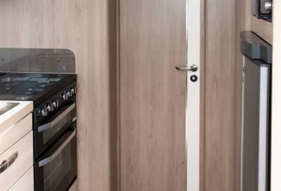When-this-door-is-closed-the-bedroom-and-washing-facilities-form-a-cohesive-en-suite-arrangement-23856
