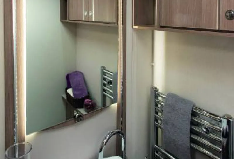 The-washroom,-with-a-large-towel-warmer-27950