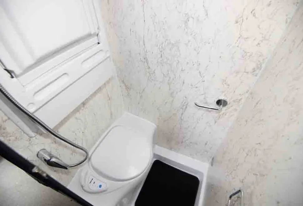 McLaren-Savage-washroom-43925