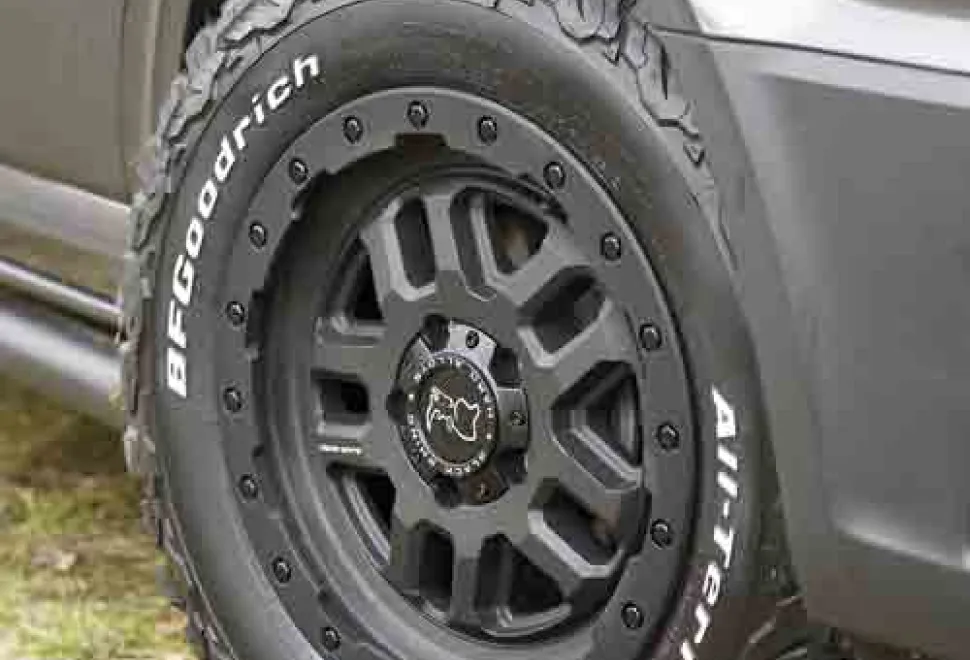 McLaren-Savage-tyre-90470