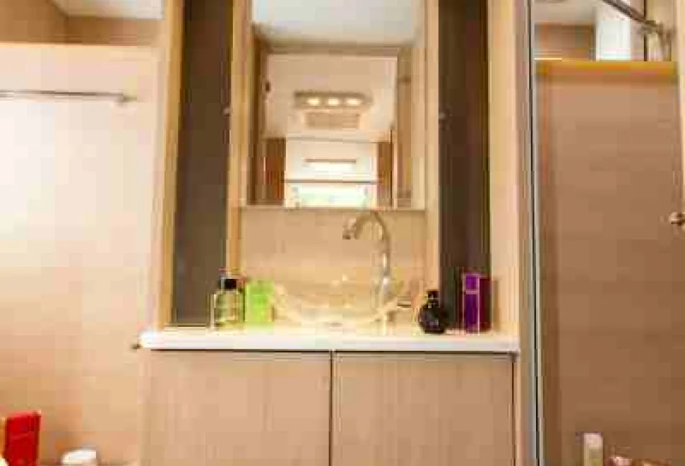 Slim-shelved-cabinets-are-on-both-sides-of-the-mirror-10464