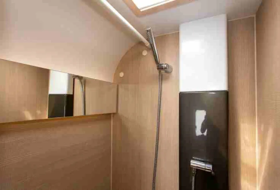 The-mirror-in-the-shower-has-concealed-back-lighting-12495