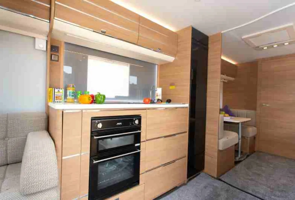 Three-deep-drawers,-each-65cm-wide,-give-you-good-kitchen-storage-space-09526
