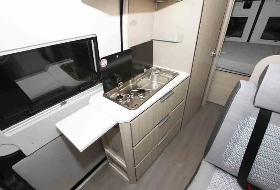 Adria-Twin-Plus-kitchen-01367
