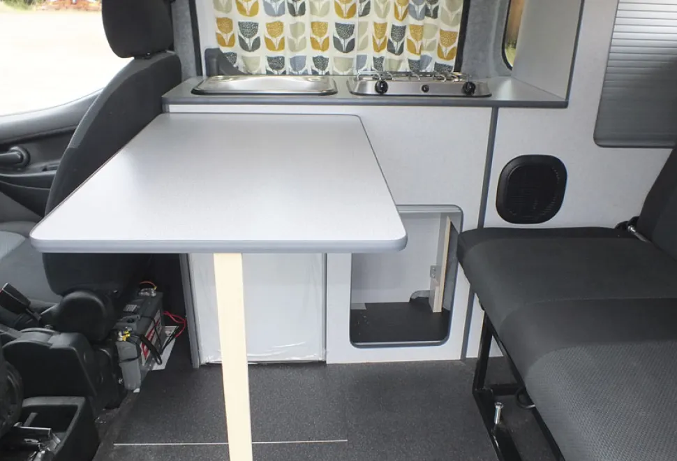 Nissan-camper-lounge-76651