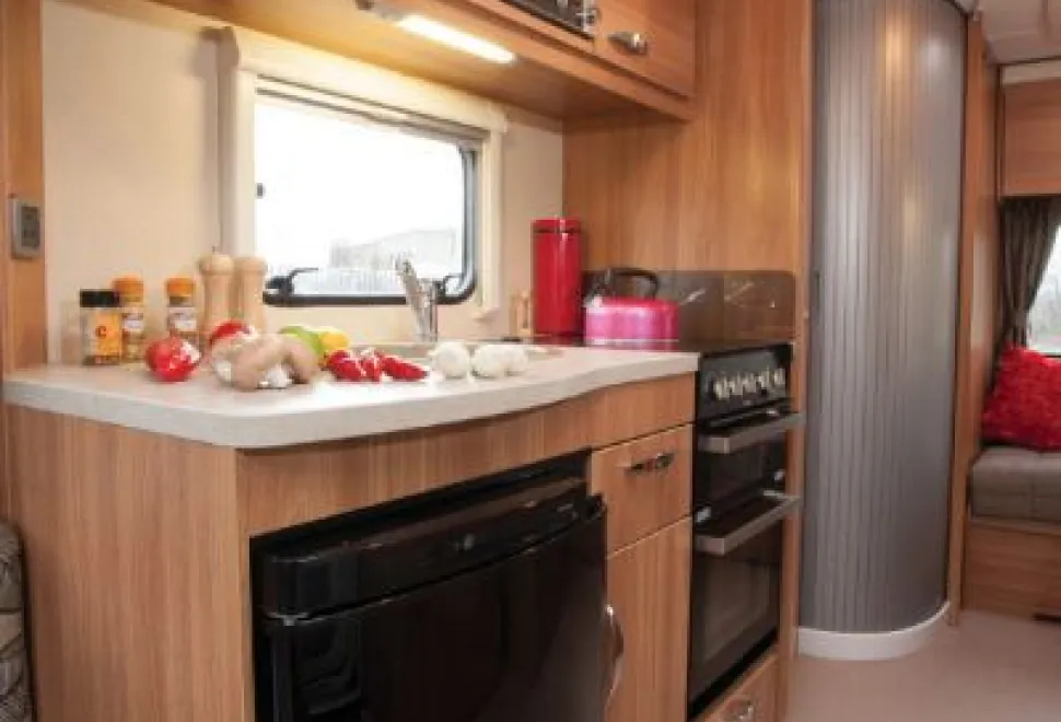 rhp_The microwave - part of the extras package - sits wirthin the top cabinet run