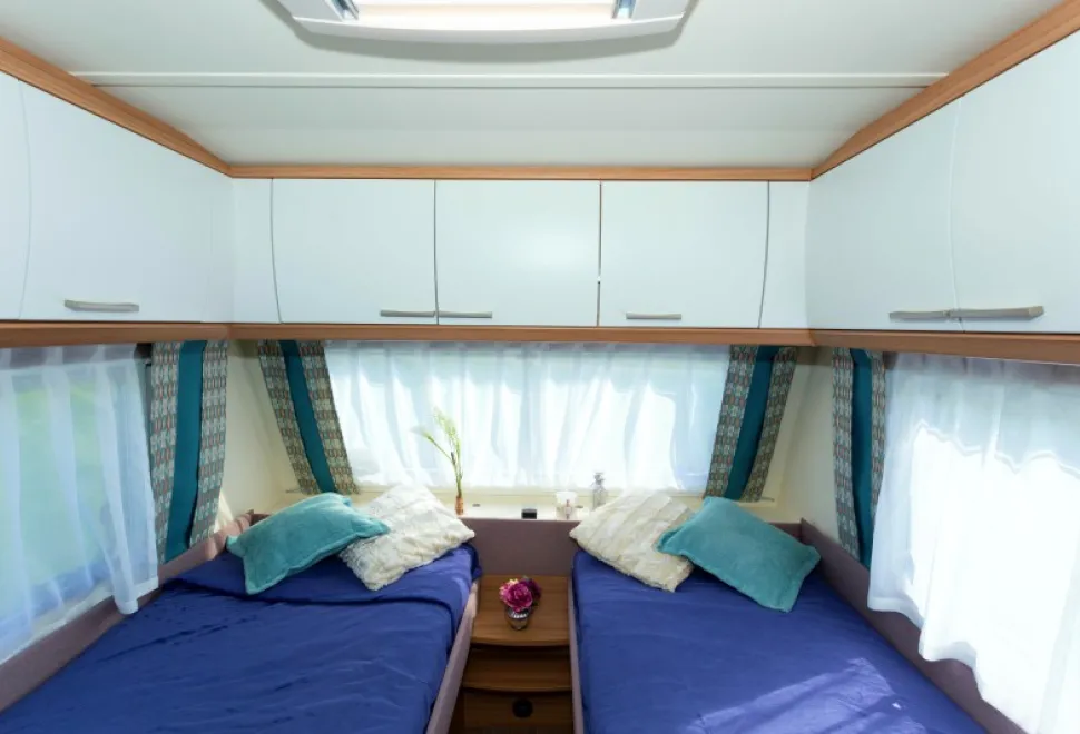 Top-lockers-surround-the-bedroom-14655