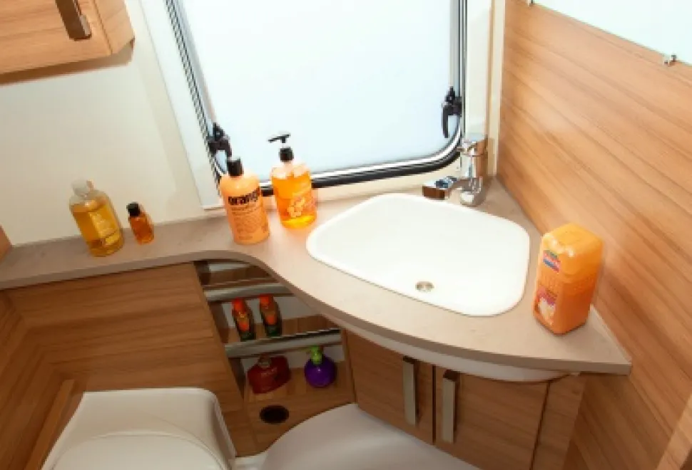 The-shower-shares-the-little-room-with-the-loo2-13546
