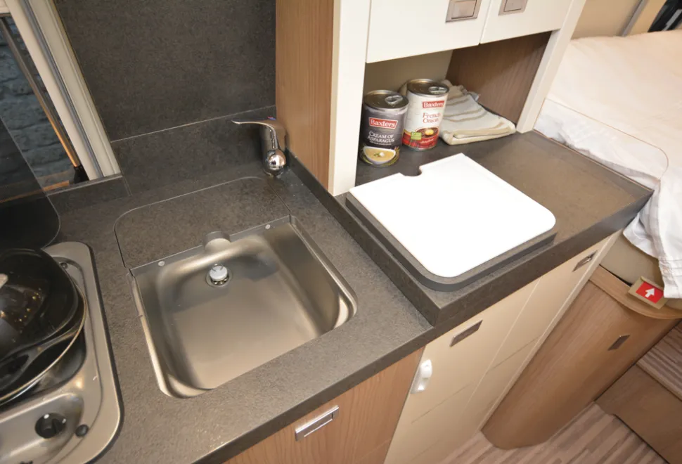 Malibu-Van-Charming-GT-640-LE-RB-2021_kitchen-10266