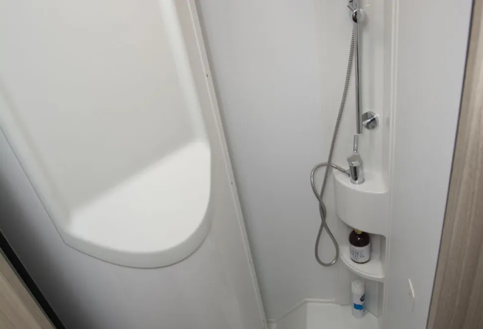 Adria-Compact-shower-65038