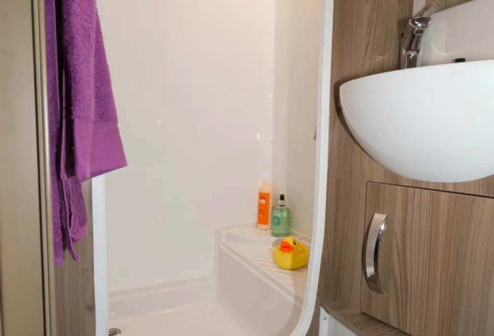 The-deep-lip-at-the-entrance-to-the-shower-enables-it-to-be-used-as-a-baby-bath!-49485