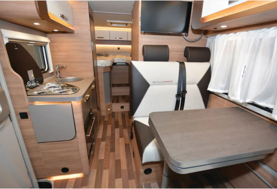 Weinsberg-CaraCompact-600-MEG-Pepper-motorhome-interior-98800