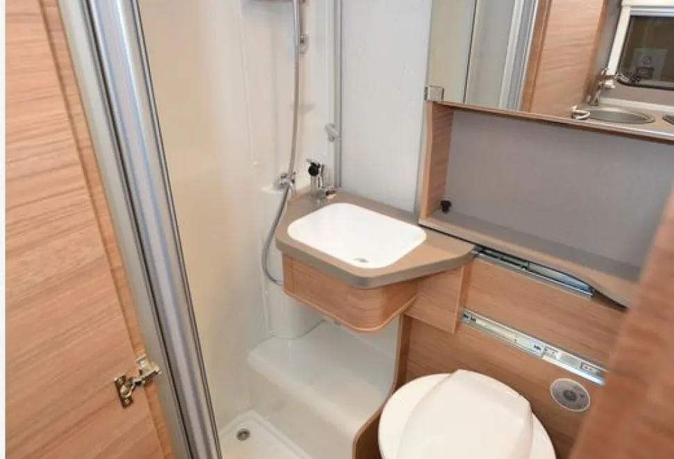 Weinsberg-CaraCompact-600-MEG-Pepper-motorhome-washroom-97003