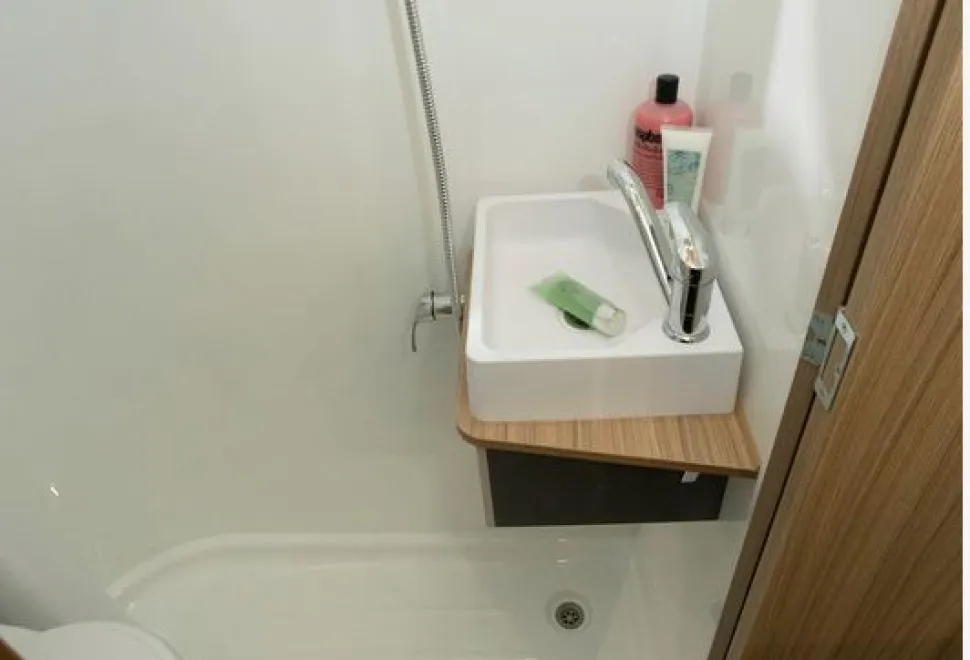 Bailey Discovery D4-4L caravan washroom (photo courtesy of Richard Chapman)