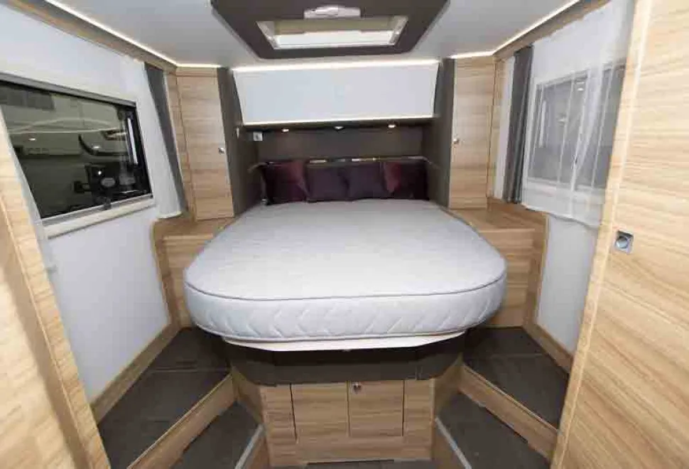 Adria-Sonic-Island-bed-62135