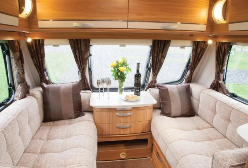 rhp_Plain fabrics create a pleasant lounge look