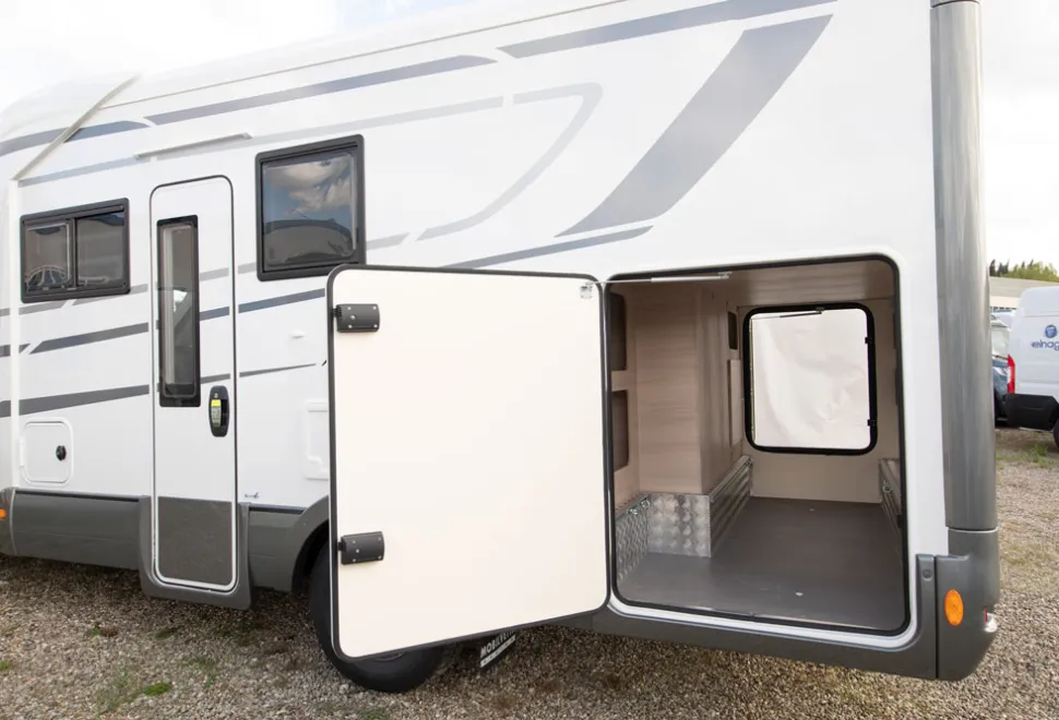 67-NEARSIDE-GARAGE-WIDE-SHOT-64782