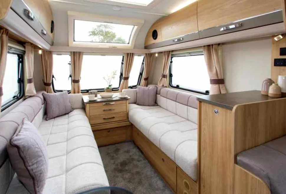 Plenty-of-relaxing-space-here!-06316