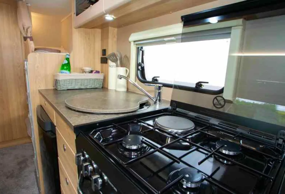 The-hotplate-is-raised,-above-the-trivet,-so-that-large-pans-can-be-used-here-01738