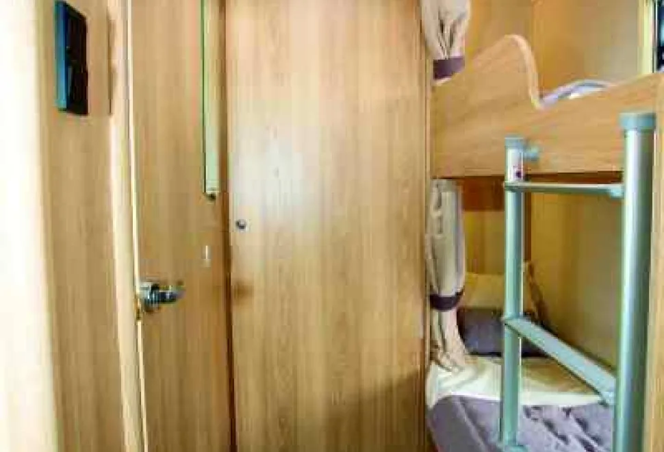 The-wardrobe,-alongside-the-bunks-at-the-rear,-has-86cm-of-hanging-width-03753
