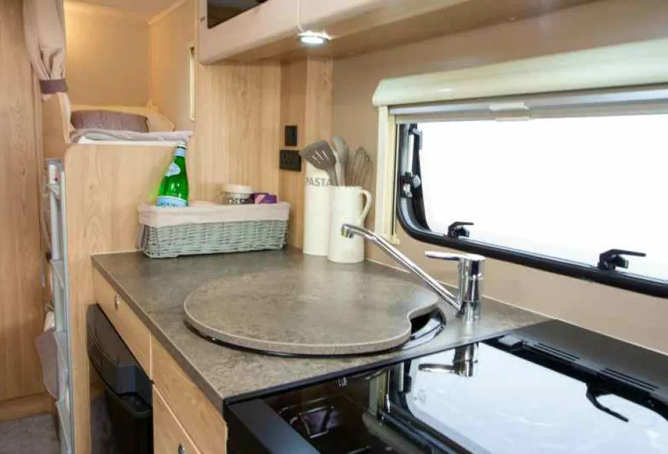 The-cover-for-the-extra-large-sink-becomes-part-of-the-work-surface-05800