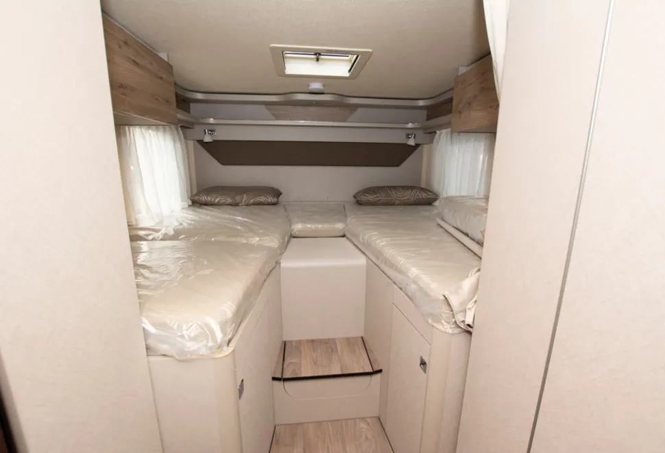 Exsis-bedroom-08778