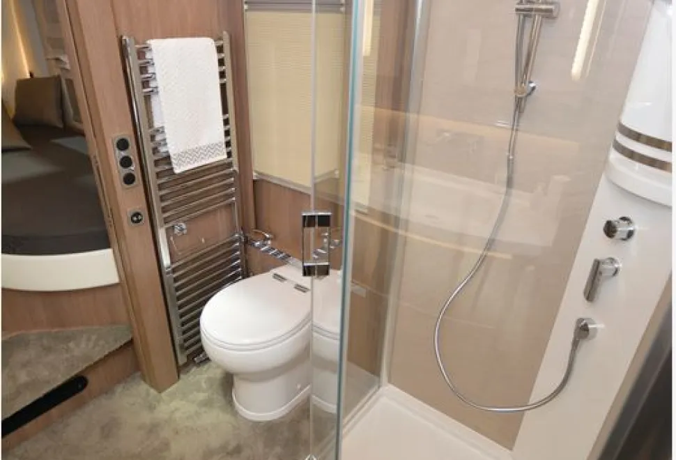 Morelo Empire Liner 93 LO A-class motorhome washroom