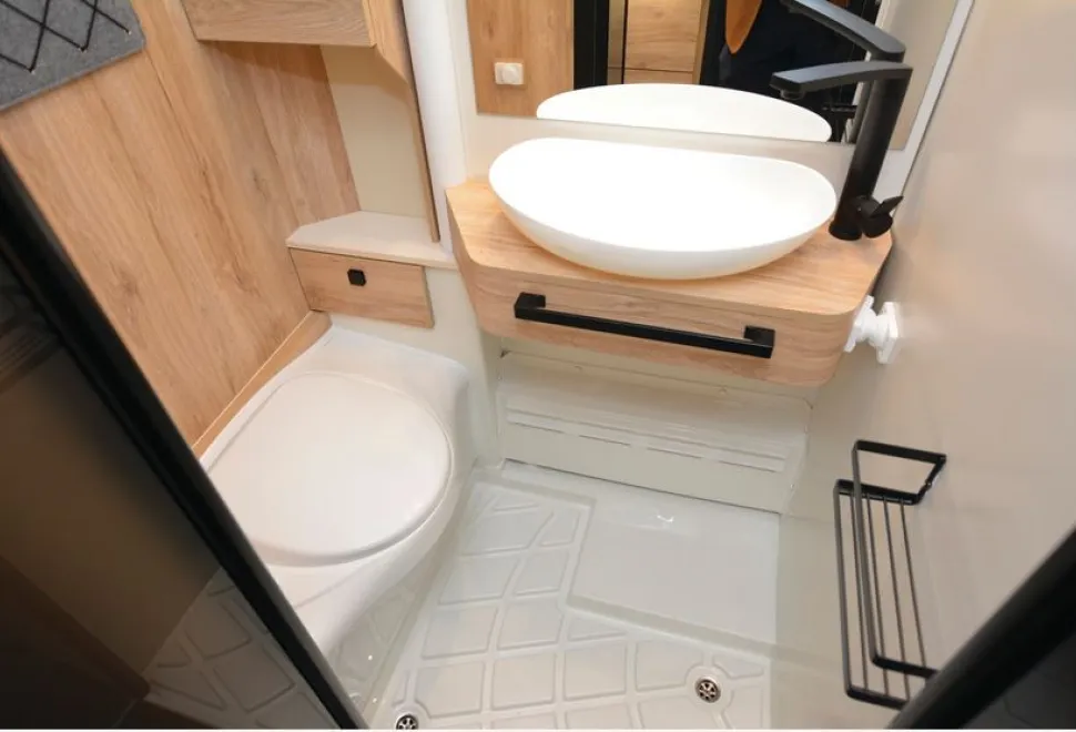Eura Mobil Xtura 686 EF low-profile motorhome washroom