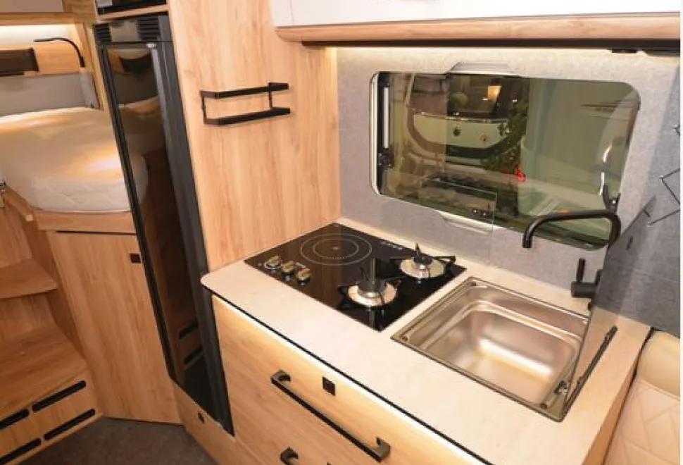 Eura Mobil Xtura 686 EF low-profile motorhome kitchen