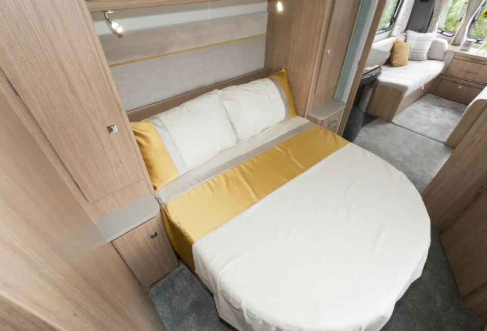 When-the-bed-is-retracted-for-daytime,-the-corridor-space-is-a-generous-54m-w800-86022