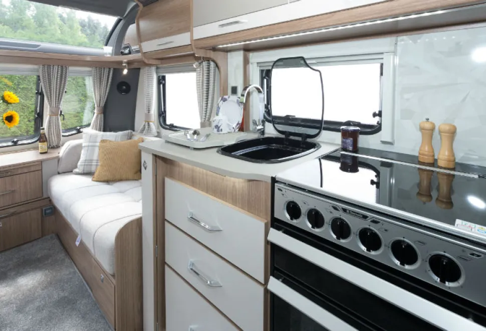 VIPs-come-complete-with-ridged-kitchen-drainers-so-that-plates-stand-vertically-w800-85522
