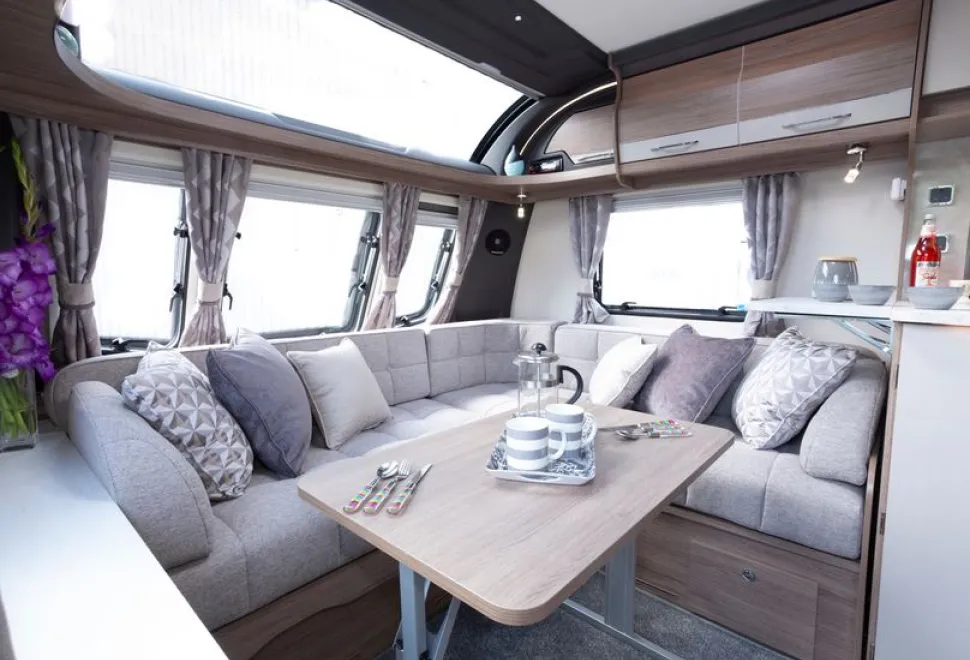 Coachman-VIP-540-Xtra-rear-lounge-27921