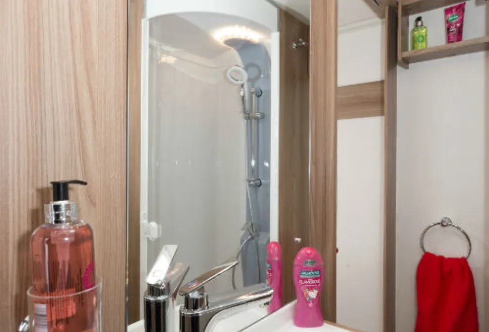 The-washbasin-is-mounted-on-the-forward-side-of-the-bedroom-wall-w500-22808